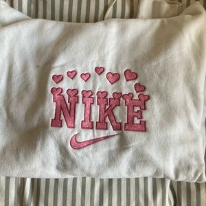 White Nike sweatshirt with pink heart embroidery size S/M